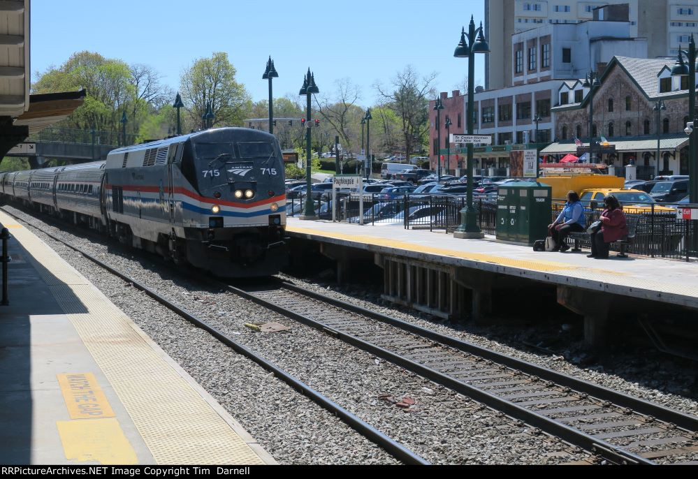 AMTK 715 arrives on train 233